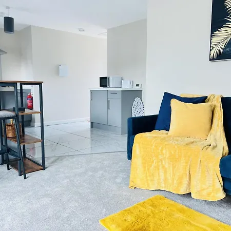 Citrine Apartments: Modern Racer's Retreat with Parking Newmarket  Exterior photo