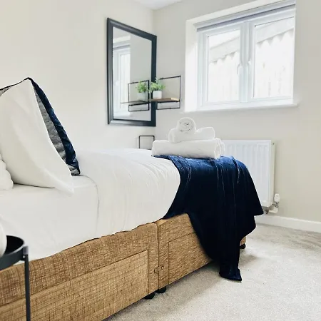 Citrine Apartments: Modern Racer's Retreat with Parking Newmarket  Exterior photo