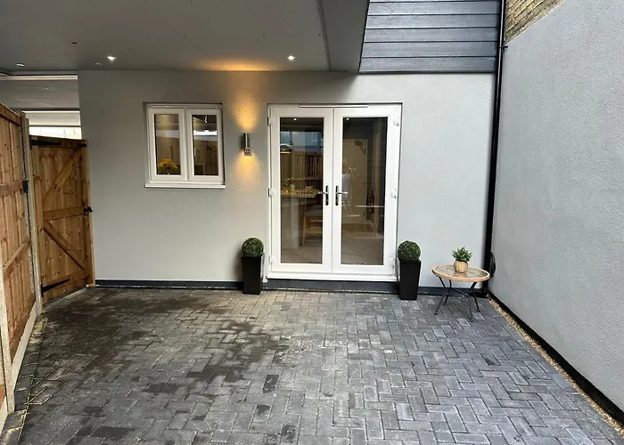 Brand New 1 Bed Apartment, 5Min Drive To Racing & Main Strip, With Electric Parking Bay & Terrace Long Stay Work Contractor Leisure - Citrine