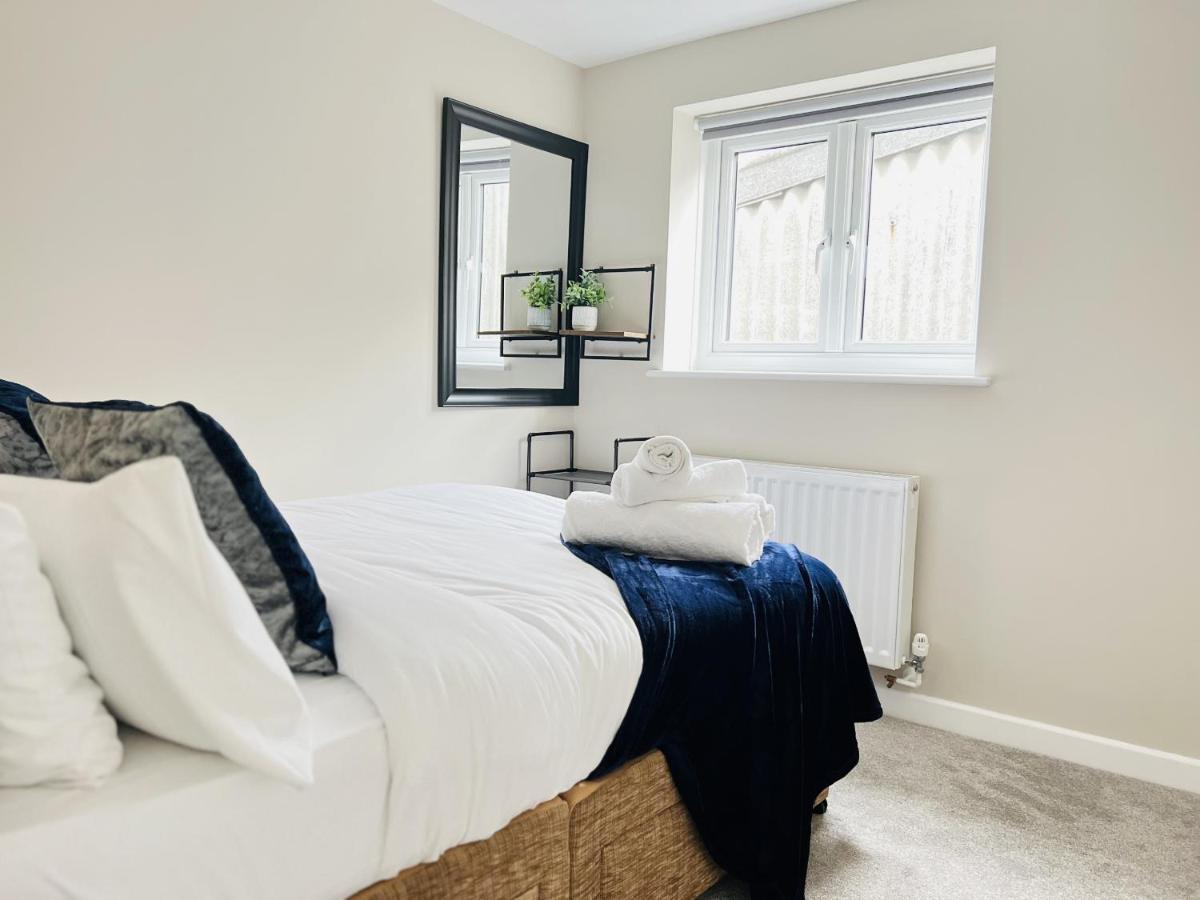 Apartment Citrine Apartments: Modern Racer's Retreat With Parking