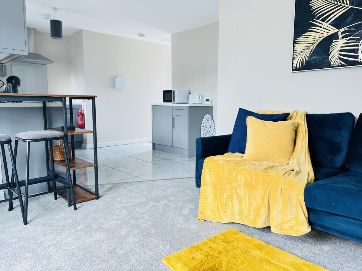 Apartment Citrine Apartments: Modern Racer's Retreat With Parking