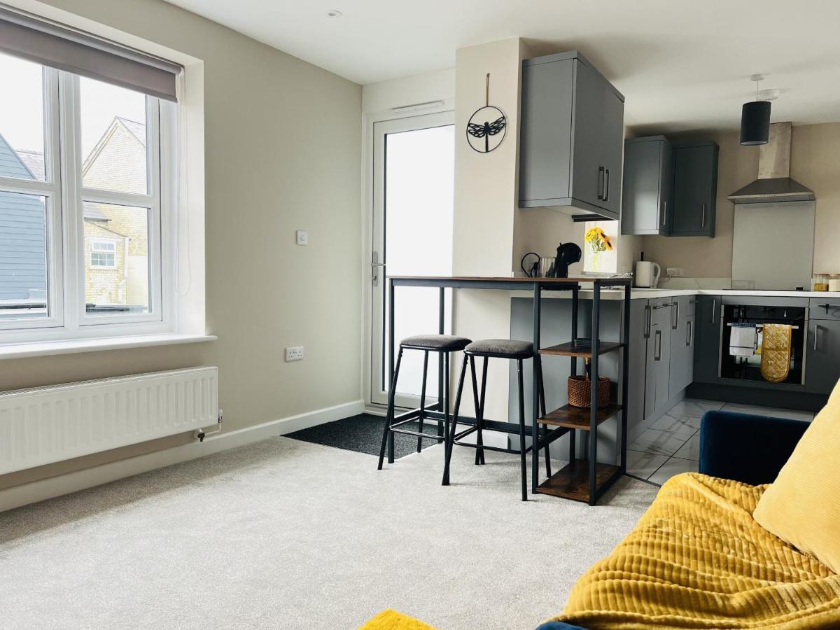 Citrine Apartments: Modern Racer's Retreat With Parking *
