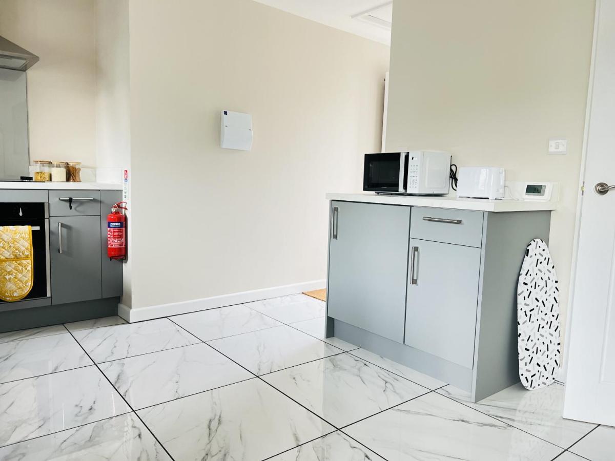 Apartment Citrine Apartments: Modern Racer's Retreat With Parking *