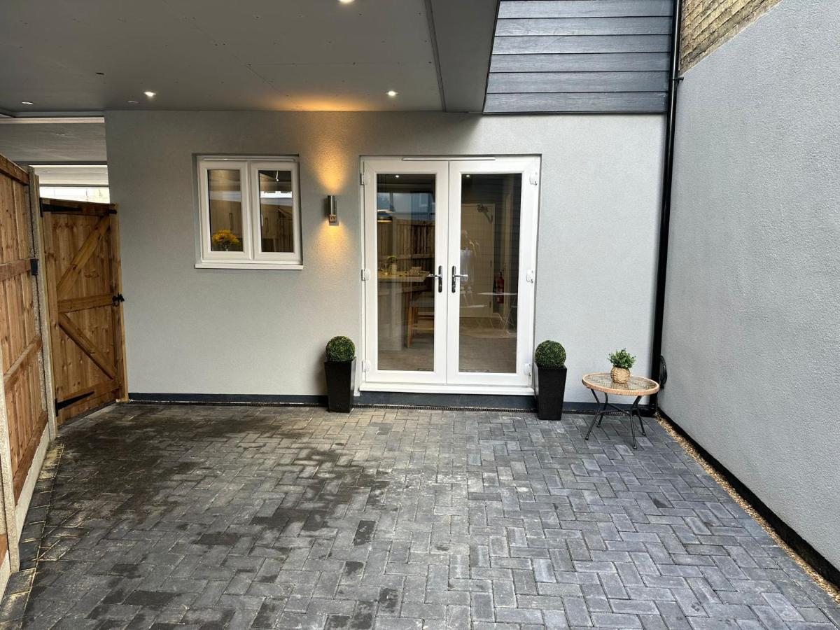 Citrine Apartments: Modern Racer's Retreat With Parking Apartment *