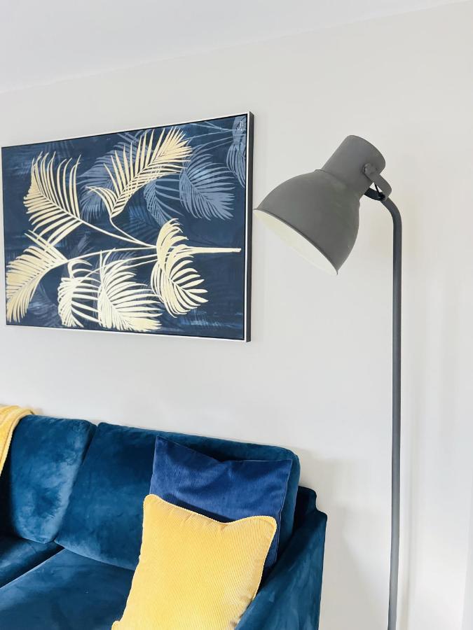 Apartment Citrine Apartments: Modern Racer's Retreat With Parking *