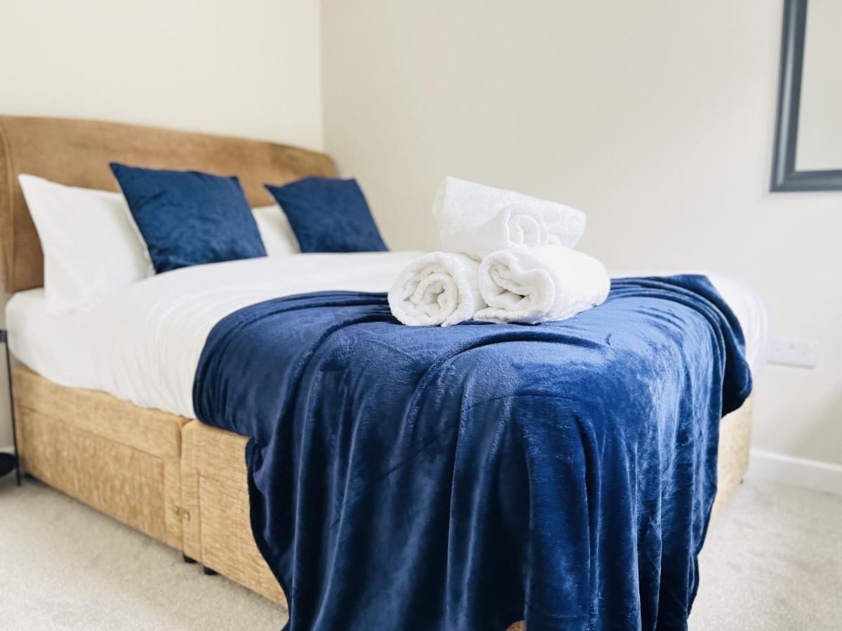Citrine Apartments: Modern Racer's Retreat With Parking *